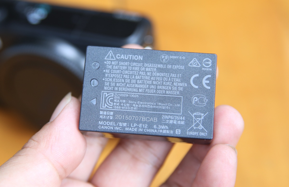 Cận cảnh EOS M10 vừa lên kệ thị trường Việt với giá 12,2 triệu đồng - 6 Máy đi kèm cục pin LP-E12