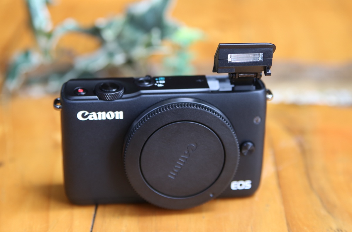 Cận cảnh EOS M10 vừa lên kệ thị trường Việt với giá 12,2 triệu đồng - 9 Máy đi kèm flash cóc
