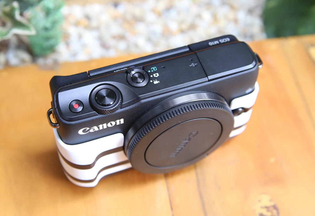 Cận cảnh EOS M10 vừa lên kệ thị trường Việt với giá 12,2 triệu đồng - 13 Cạnh trên của máy
