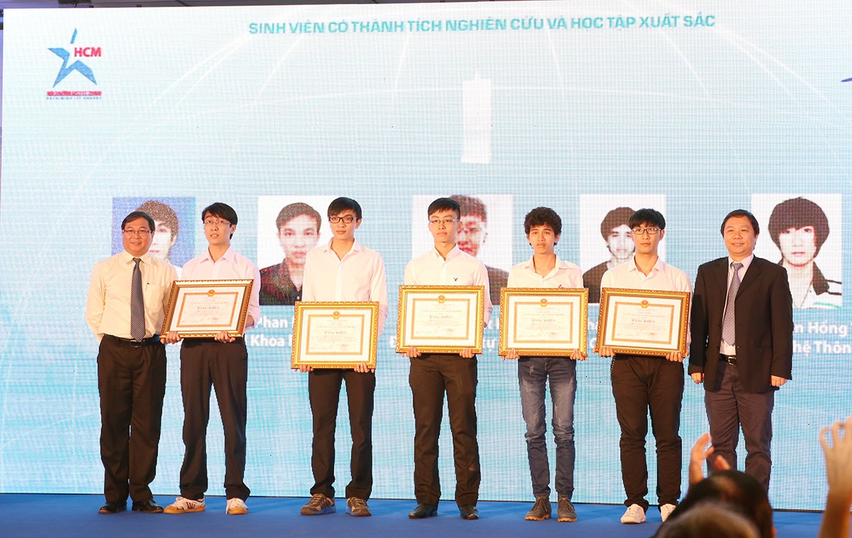 Nhóm 6: Sinh viên có thành tích nghiên cứu và học tập xuất sắc được vinh danh
