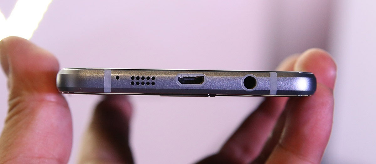 Cạnh dưới giống như cách bố trí của dòng Galaxy S, đó là microphone, loa ngoài, sạc và ngõ ra âm thanh