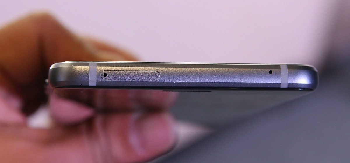 Cạnh trên của máy là nơi đặt khe cắm thẻ SIM và micro