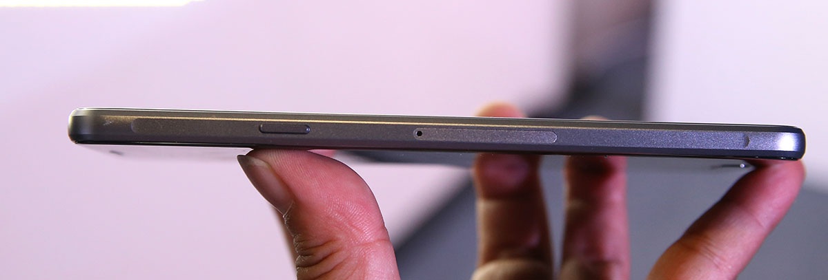 Khung viền tựa như Galaxy S6, cho khả năng cầm nắm tốt