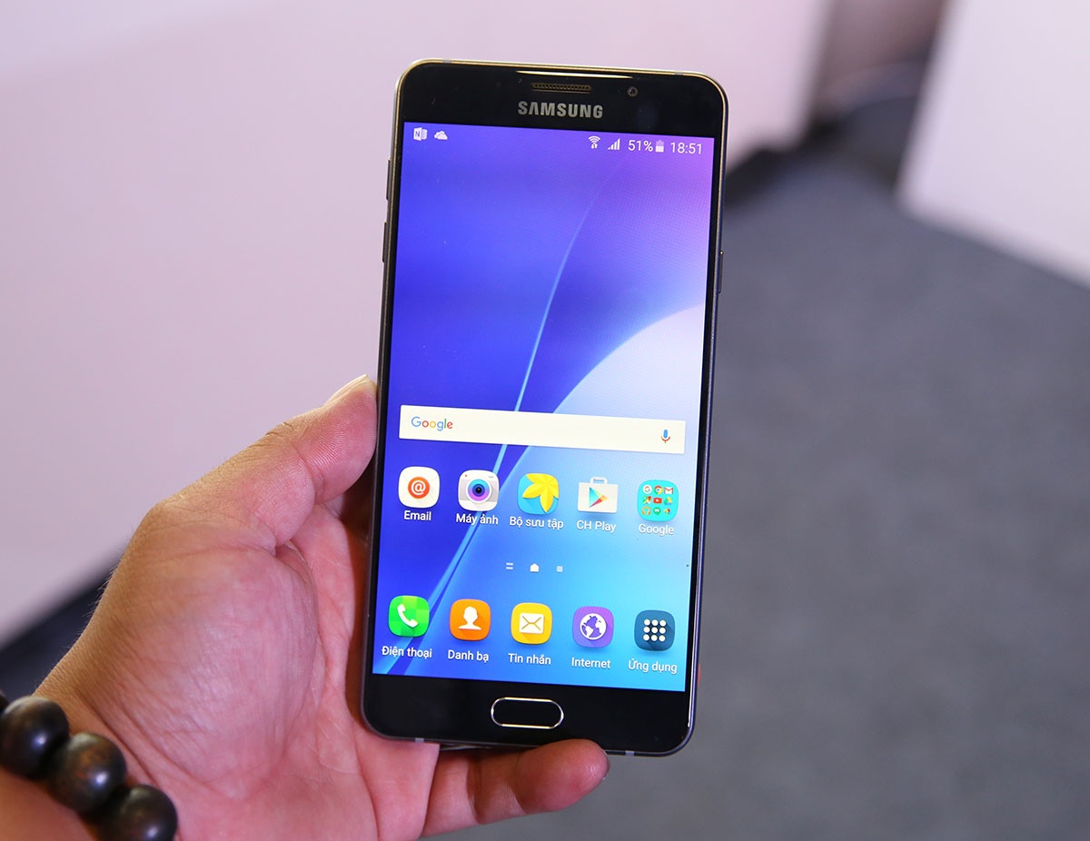 Máy khởi chạy Android 5.1 với giao diện TouchWiz khá đơn giản