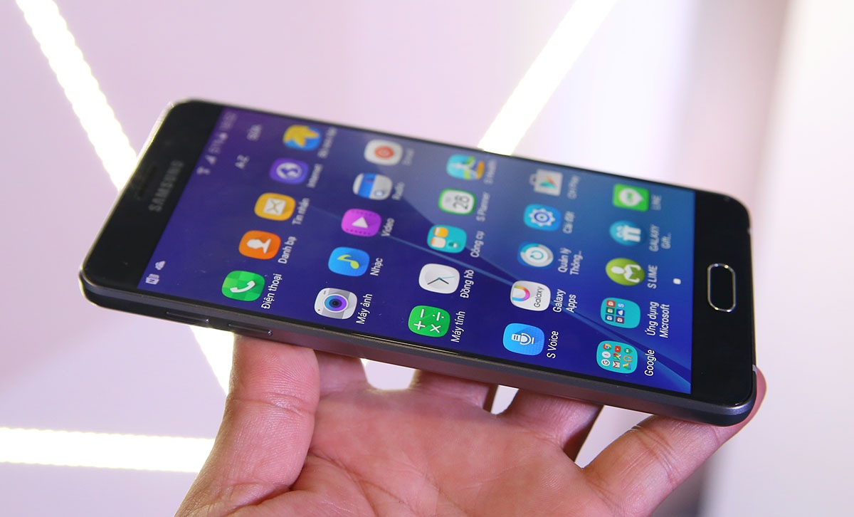 Máy sử dụng màn hình cong 2,5D và một cảm biến vân tay thế hệ 2