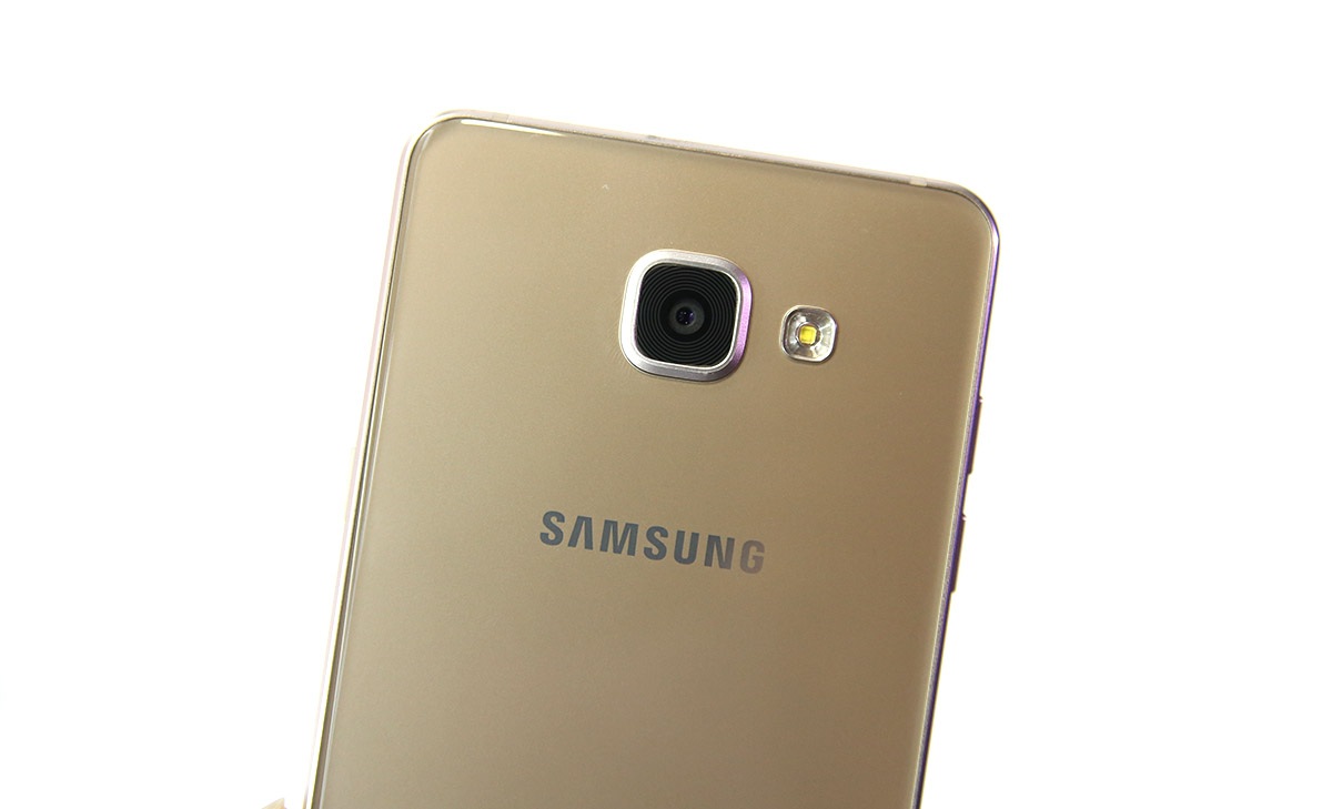 Máy sử dụng camera chính 13 MP khẩu độ f/1.9 và chống rung quang học OIS