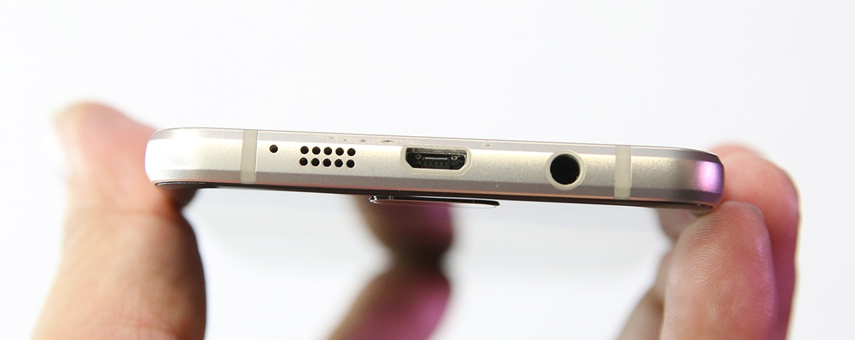 Cạnh dưới là microphone, loa ngoài, sạc và ngõ ra âm thanh 