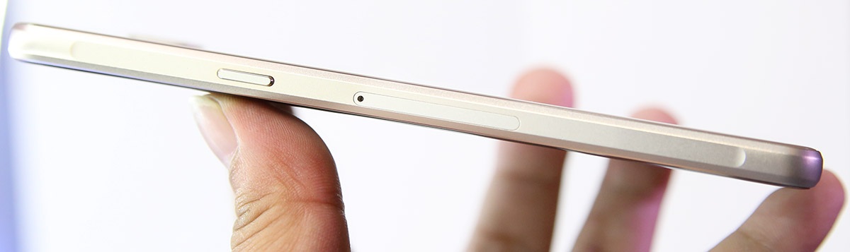 Cạnh trái là nút nguồn và khe cắm thẻ nhớ và SIM (riêng A7 được dời lên cạnh trên)