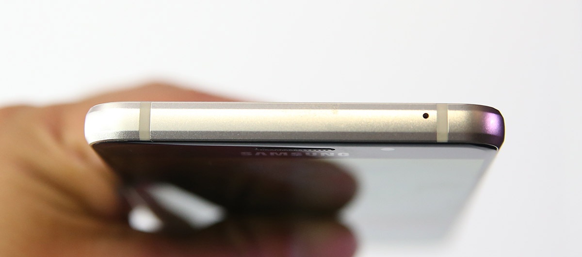 Cạnh trên là micro 