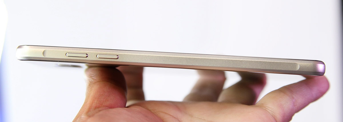 Khung viền của Galaxy A5 đều đặt các phím bấm tương đồng như Galaxy A7. Cạnh phải là nút bấm âm lượng