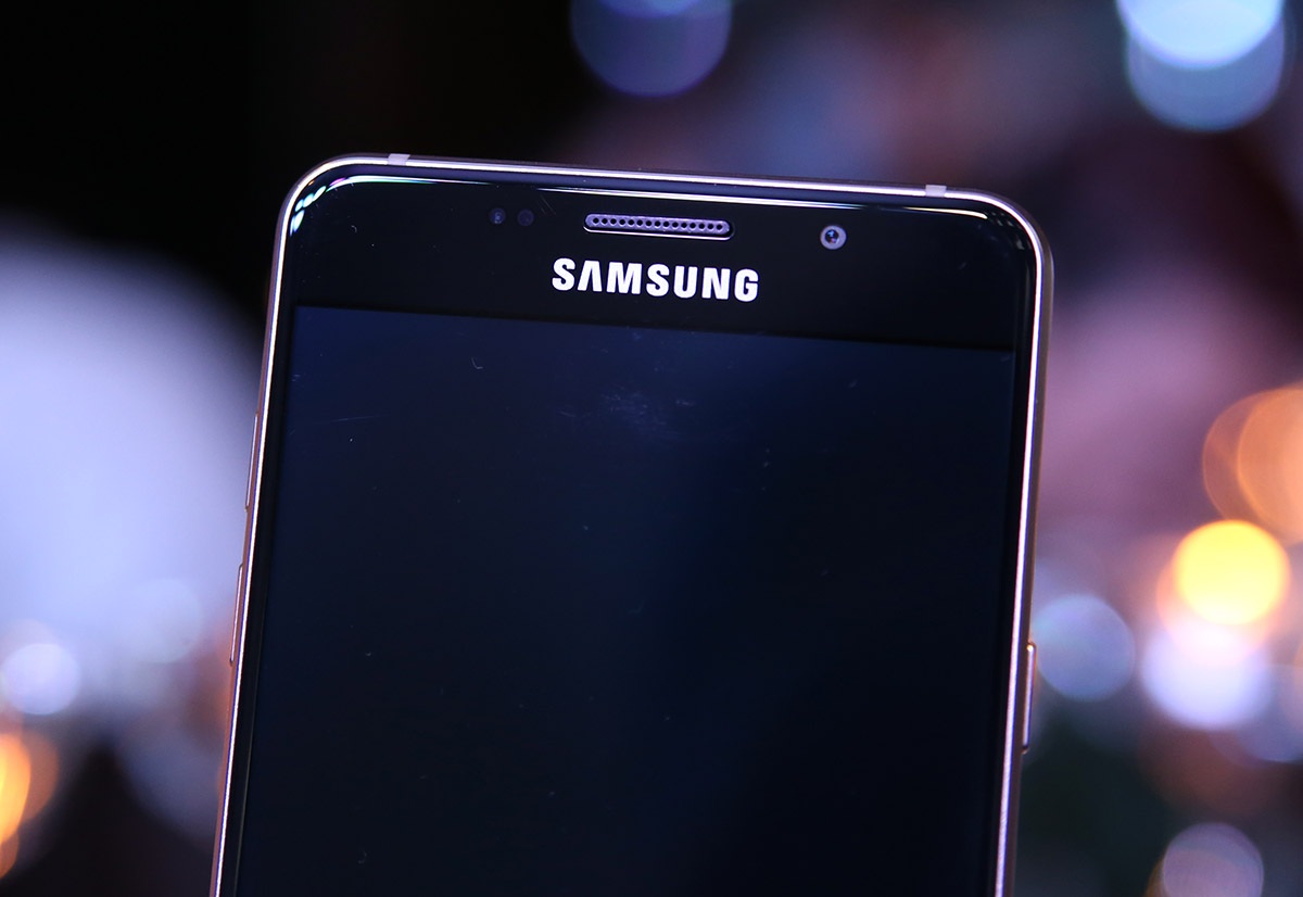 Mặt trước là camera phụ 5 MP, góc chụp rộng