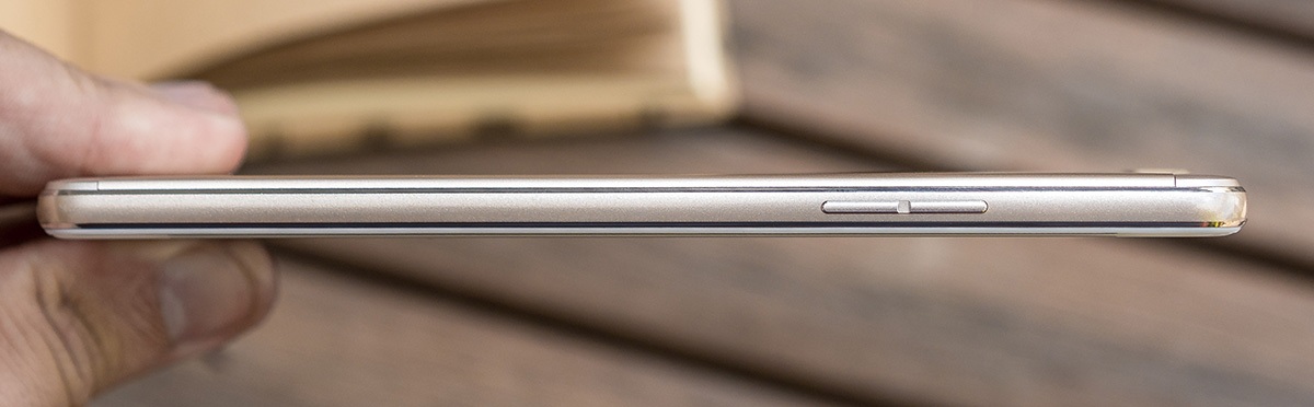 Cận cảnh smartphone F1f mới nhất của Oppo tại Việt Nam - 5 Cạnh trái với phím âm lượng