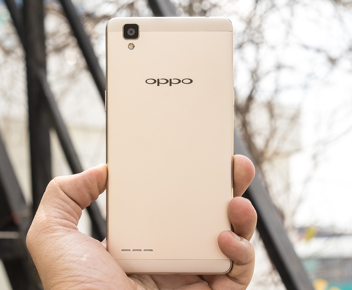 Cận cảnh smartphone F1f mới nhất của Oppo tại Việt Nam - 4 Mặt sau với thiết kế kim loại tương tự R7 Lite - khác biệt duy nhất là dãy loa ngoài ở cạnh dưới