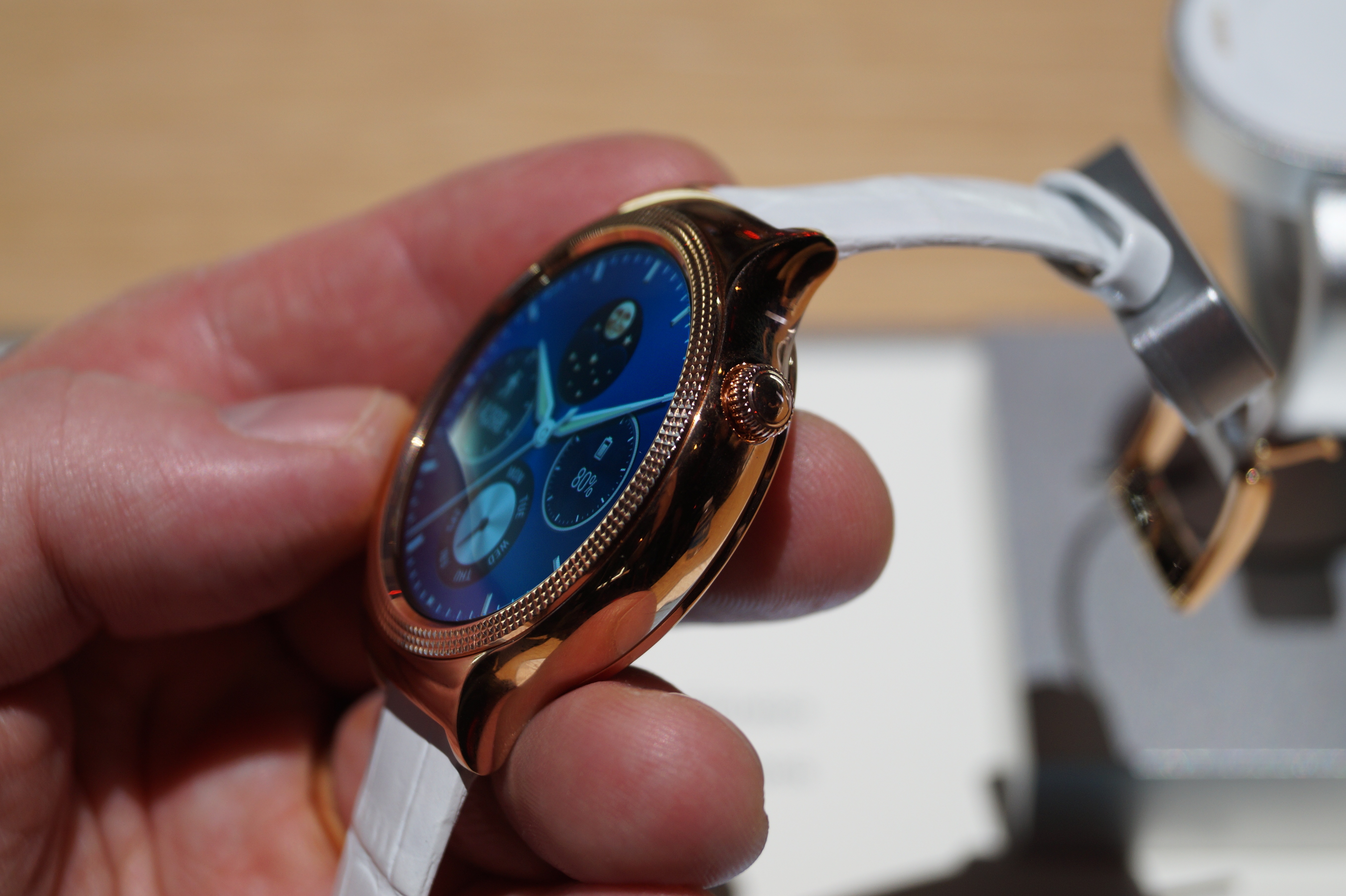 CES 2016: Huawei hợp tác với Swarovski ra mắt đồng hồ thông minh thế hệ mới - 3 CES 2016: Huawei hợp tác với Swarovski ra mắt đồng hồ thông minh thế hệ mới - 3