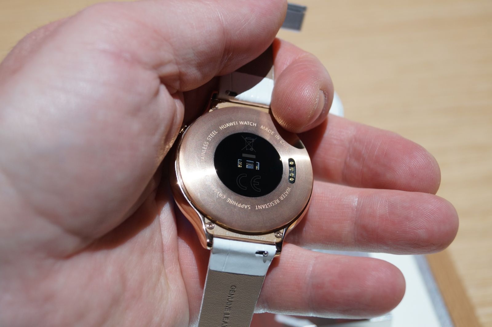 CES 2016: Huawei hợp tác với Swarovski ra mắt đồng hồ thông minh thế hệ mới - 6 CES 2016: Huawei hợp tác với Swarovski ra mắt đồng hồ thông minh thế hệ mới - 6