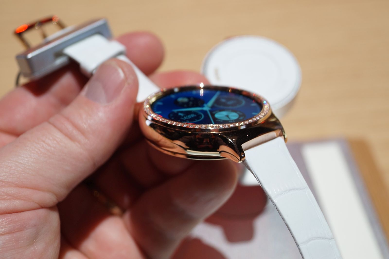 CES 2016: Huawei hợp tác với Swarovski ra mắt đồng hồ thông minh thế hệ mới - 8 CES 2016: Huawei hợp tác với Swarovski ra mắt đồng hồ thông minh thế hệ mới - 8