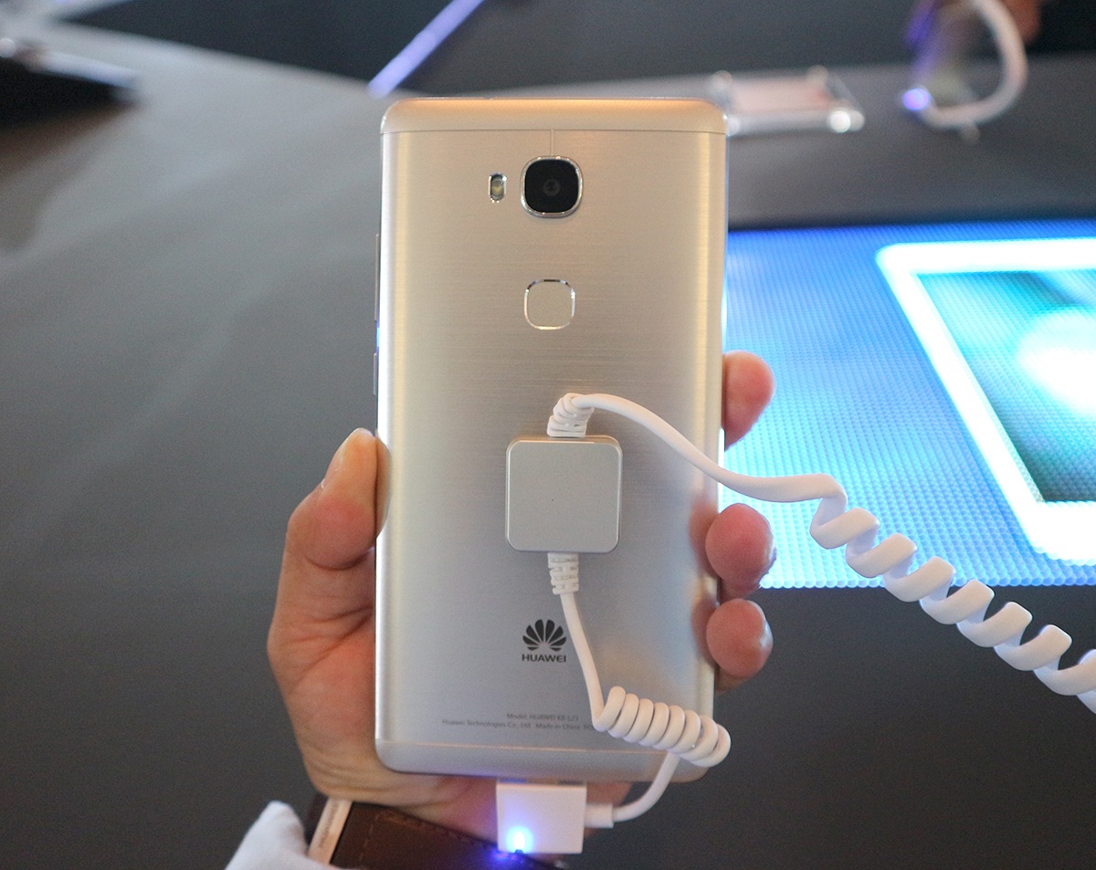 Mặt sau với chất liệu hợp kim aluminum nguyên khối