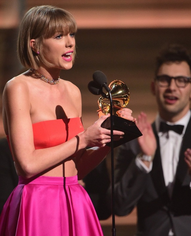 Ba ca khúc "tỷ lượt xem" trên Youtube đoạt giải Grammy - 1 Taylor Swift nhận giải Grammy dành cho album của năm.