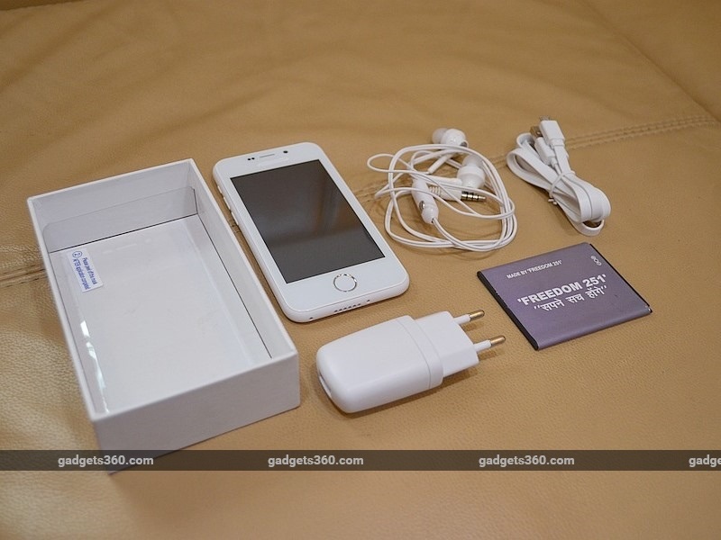 "Đập hộp" smartphone rẻ nhất thế giới giá 80.000 đồng - 3 Các phụ kiện đi kèm máy
