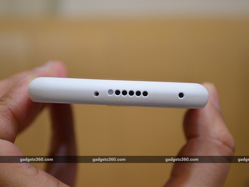 "Đập hộp" smartphone rẻ nhất thế giới giá 80.000 đồng - 11 Dãy loa ngoài và microphone