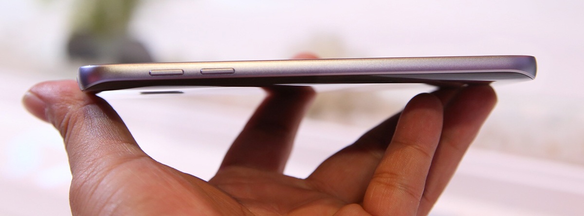 
Trong thiết kế này, các gờ nối được hoàn thiện hơn, phần tiếp xúc giữa mặt kính cường lực (Gorilla Glass 5 mới nhất) và khung viền kim loại khít hơn, tạo thành một khối thống nhất
