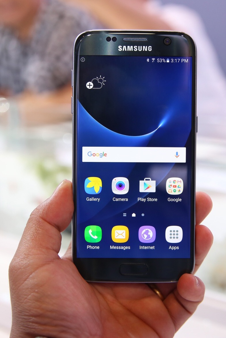 
Trên thực tế Galaxy S7 có độ dày hơn “người tiền nhiệm” so với  kích thước 143.4 x 70.5 x 6.8 mm của Galaxy S6. Galaxy S7 có kích thước là 142.4 x 69.6 x 7.9 mm. Dù dày hơn nhưng cảm giác cầm nắm Galaxy S7 chắc và ôm tay hơn Galaxy S6
