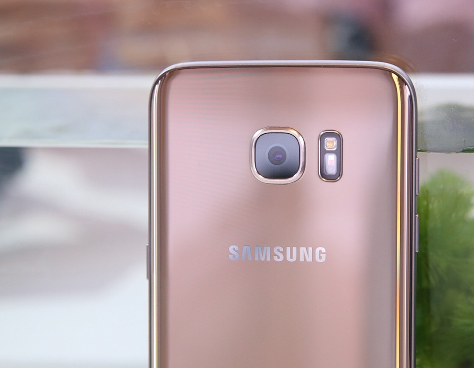 
Ngoài khác biệt về kích thước, Galaxy S7 edge vẫn sử dụng camera và cấu hình tương tự Galaxy S7. Phía trên là một camera 12 MP theo công nghệ Dual Pixel, khả năng hỗ trợ lấy nét theo pha.

