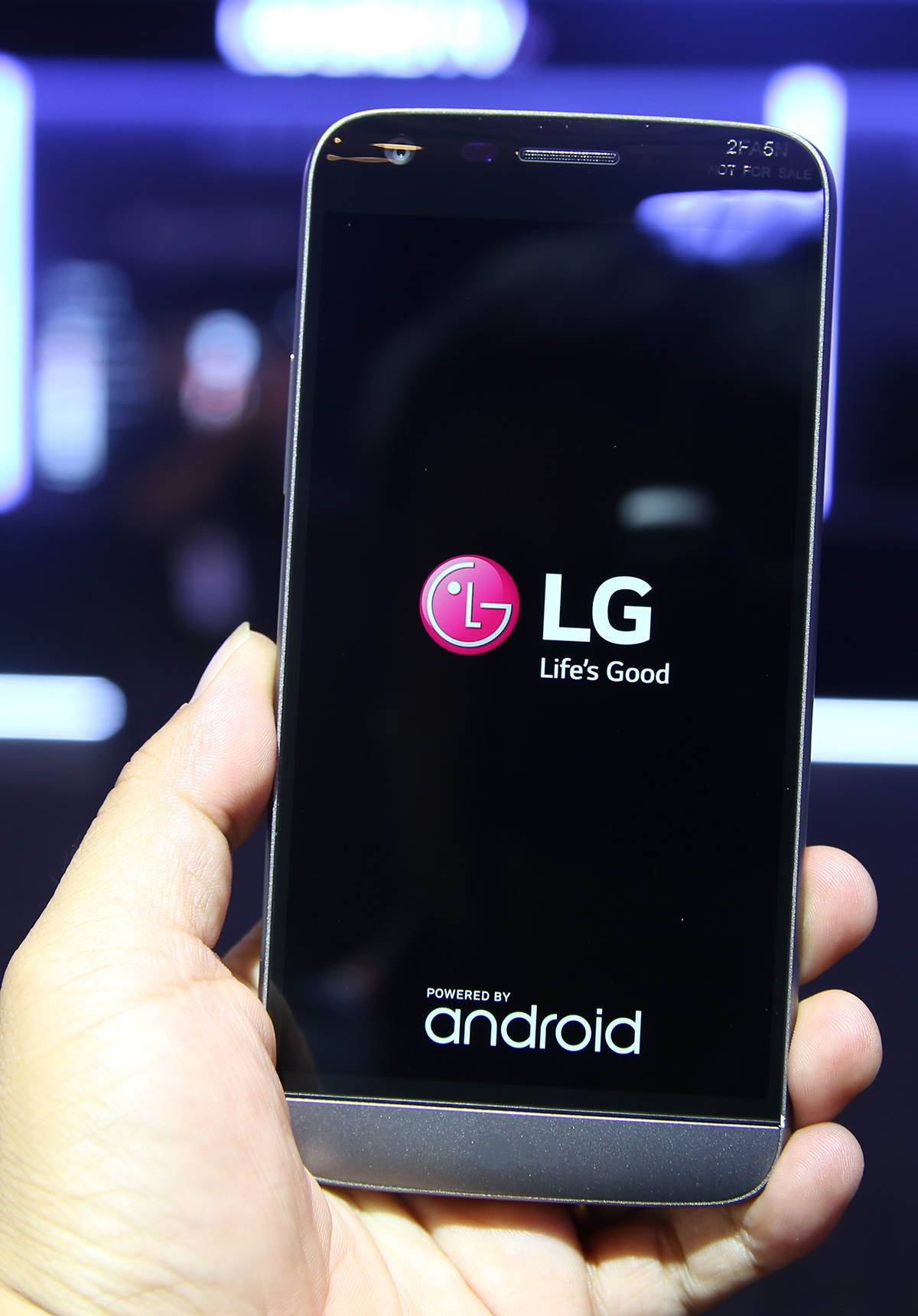 LG G5 sử dụng màn hình 5,3 inch với lớp kính hơi cong ở cạnh trên