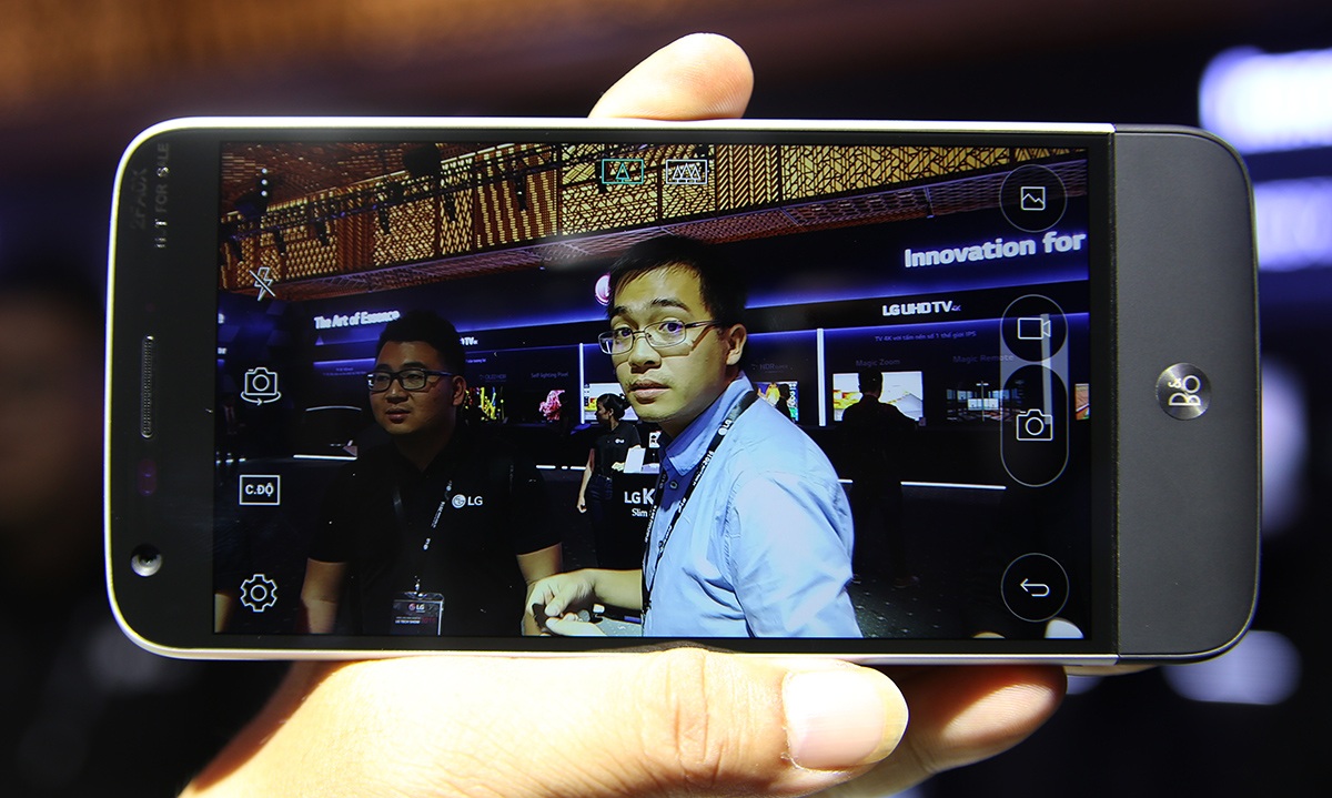 
Thử nghiệm chụp ảnh với camera sau.
