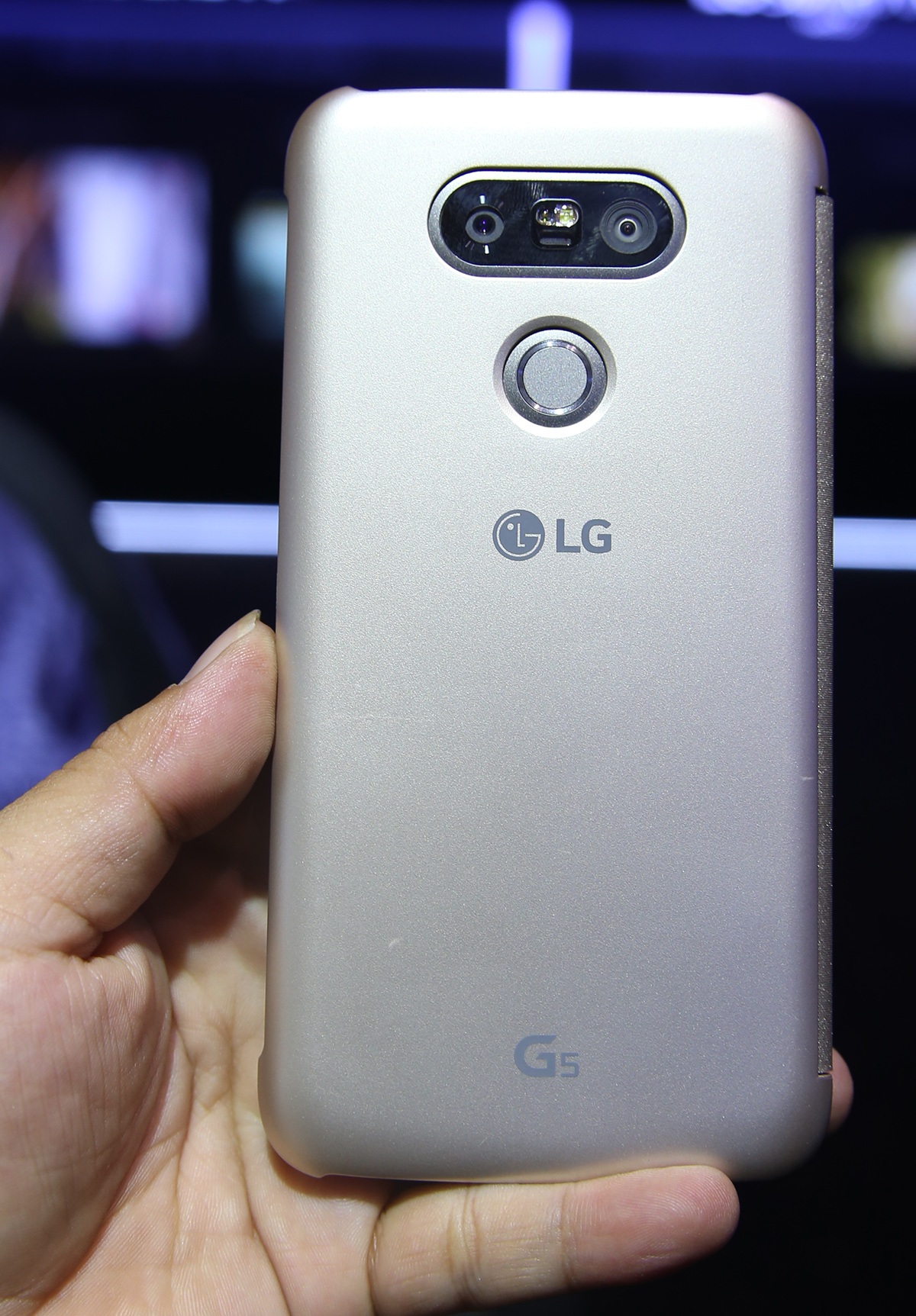 
Ngoài các mô-đun độc đáo đã kể trên, LG cũng mang đến sự kiện lần này những bao da mới được thiết kế riêng cho G5. Bao da mới này hạn chế nhược điểm camera lồi của máy.
