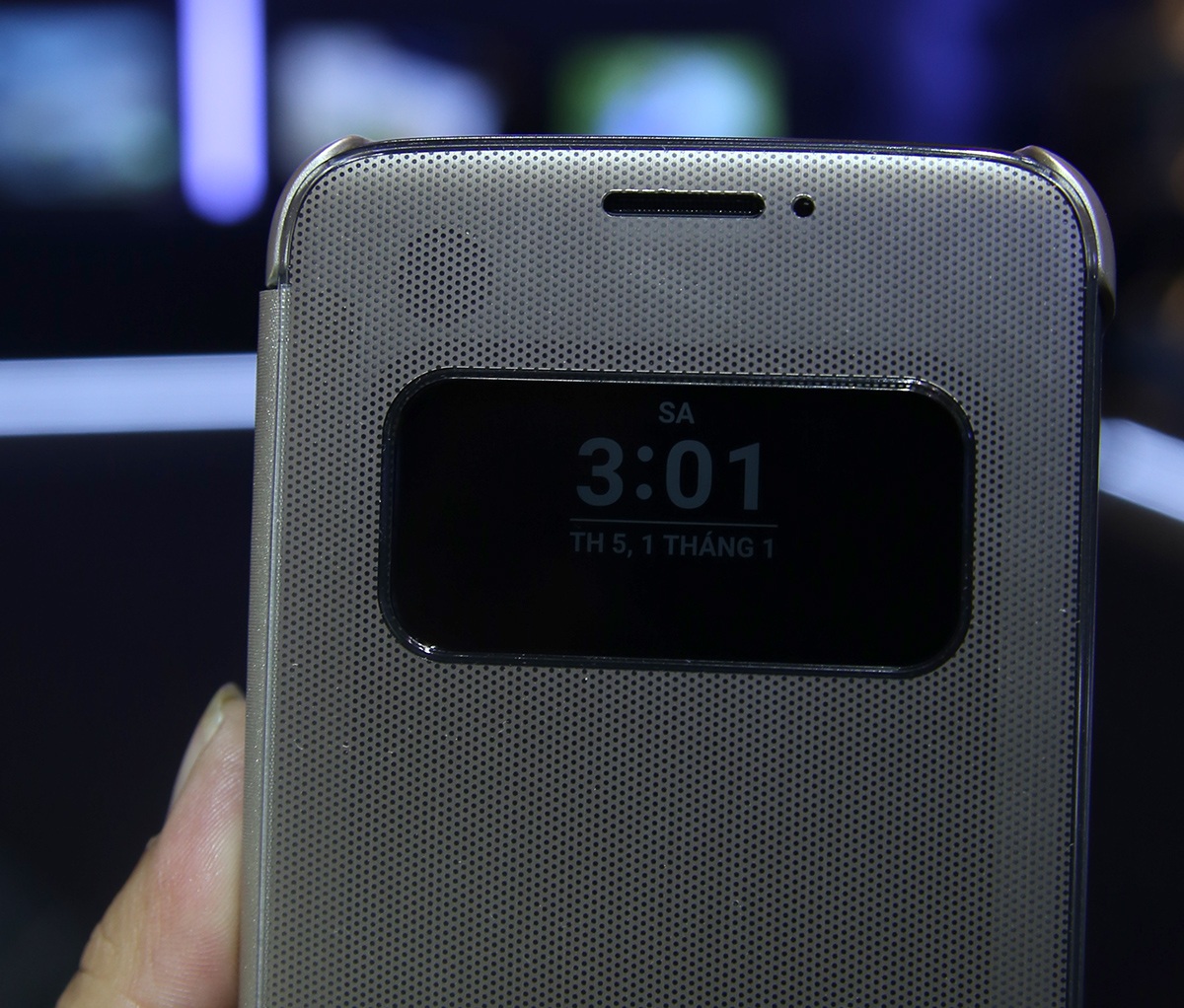 
Ô hiển thị thông tin gồm ngày giờ, các thông báo về tin nhắn, cuộc gọi... Giá bán của các phụ kiện độc này cũng chưa được LG công bố.
