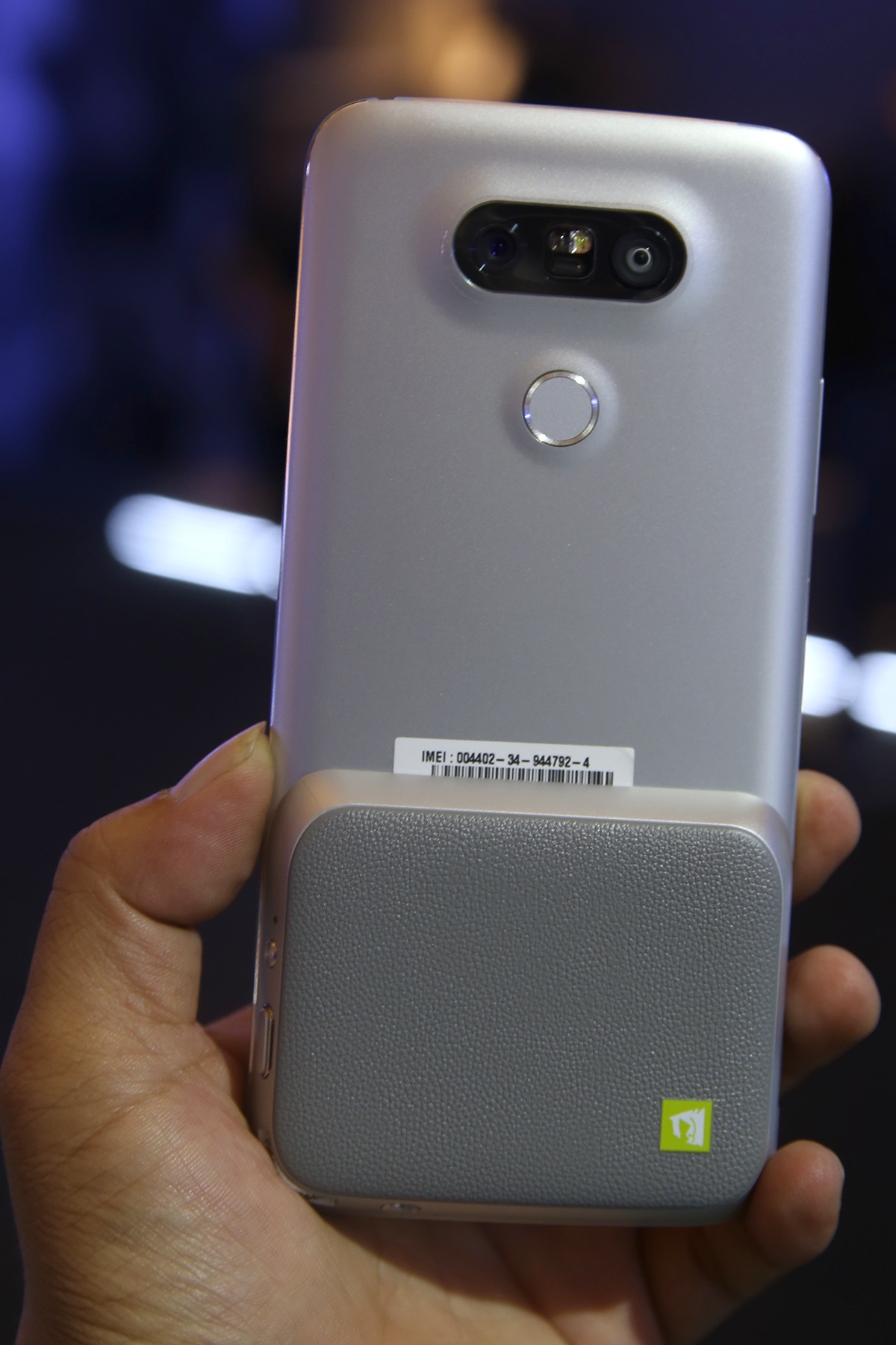 
Thiết bị LG Cam Plus này giúp người dùng điều chỉnh, thao tác chụp ảnh nhanh và tốt hơn và có thể sử dụng chỉ bằng một tay.
