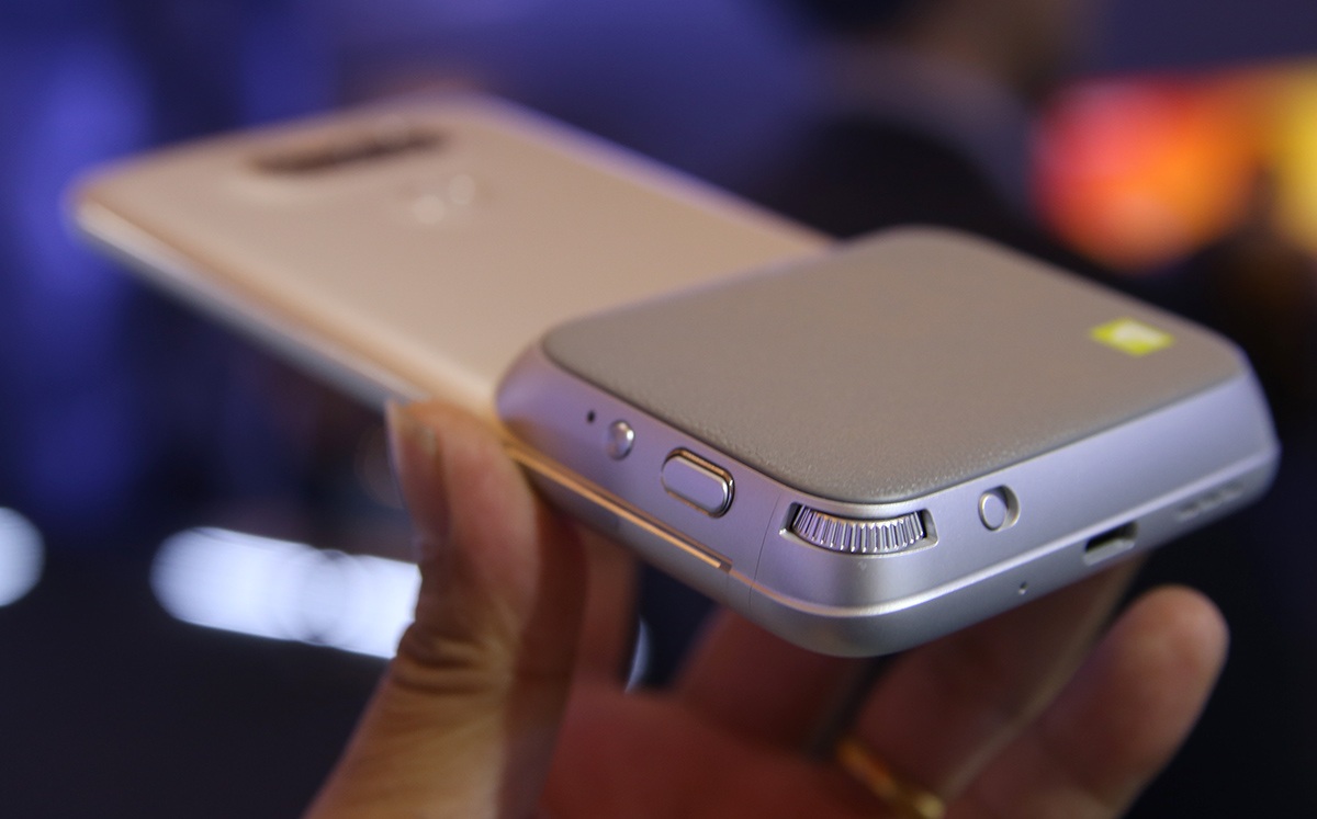 
Đặc biệt khi gắn thêm mô-đun LG Cam Plus như trong ảnh, LG G5 sẽ trở thành một chiếc máy ảnh kỹ thuật số độc đáo
