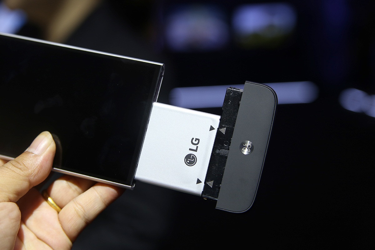 
Điểm nhấn trong thiết kế G5 đó là có thể tháo rời pin của máy và thay vào đó các mô-đun độc đáo khác.
