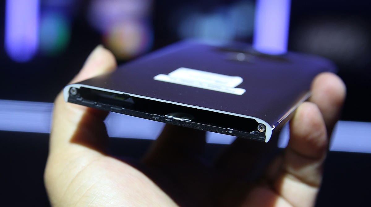 
Khi tháo thỏi pin của máy, G5 để lộ một khoảng trống và cầm trên tay khá nhẹ
