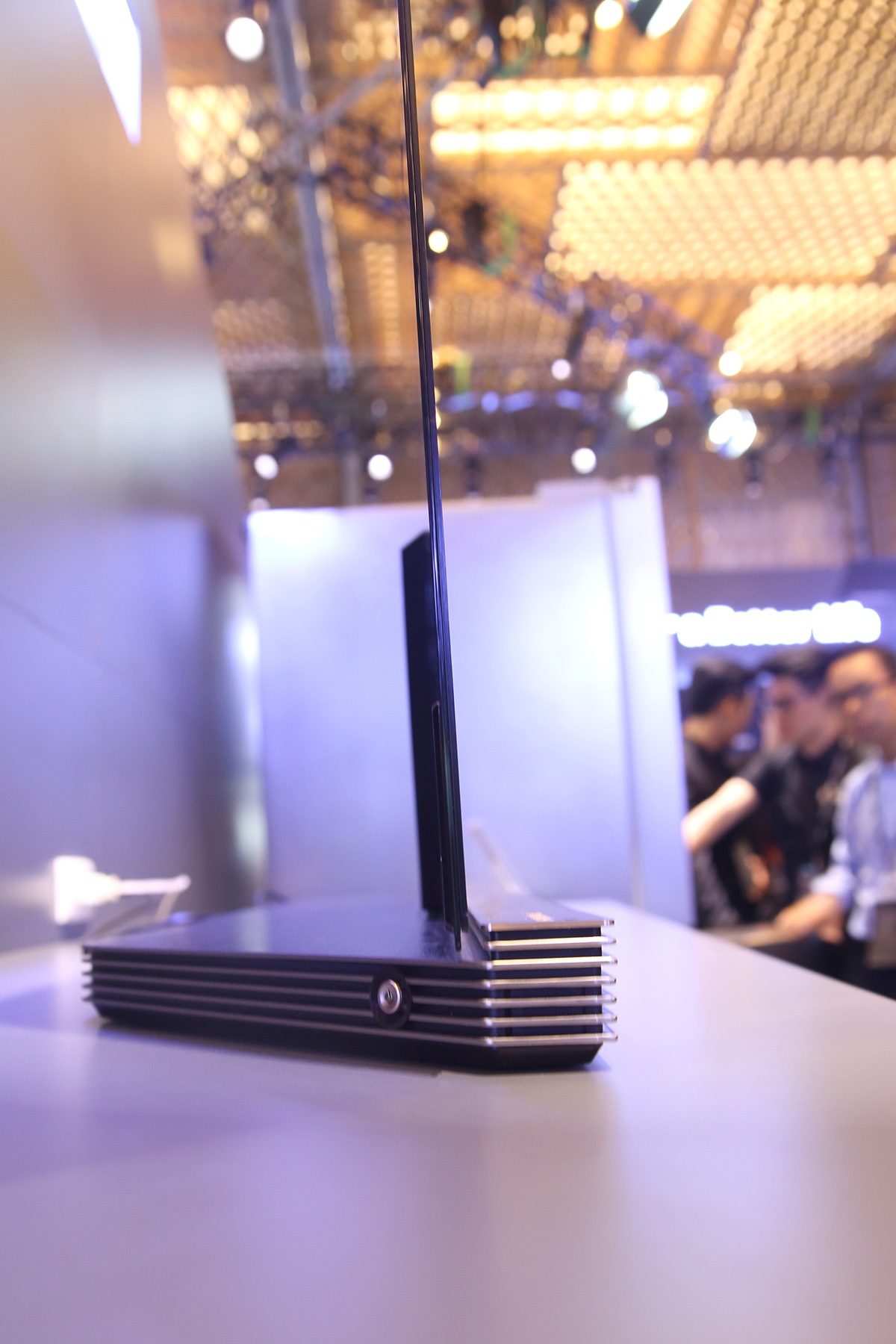 TechShow 2016: Ngắm TV LG OLED siêu mỏng 2,57mm - 2