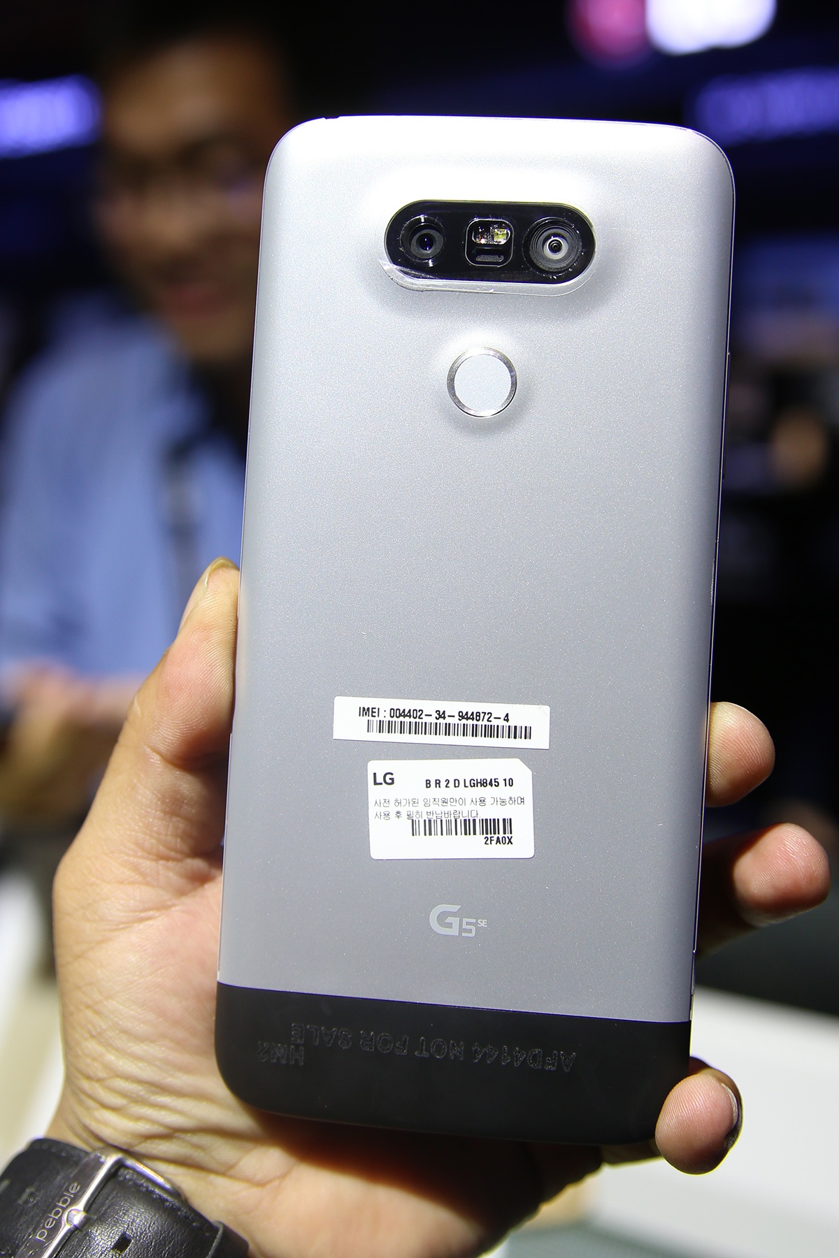 
Máy trông sẽ dài hơn một chút so với mô-đun cũ trước đó.
