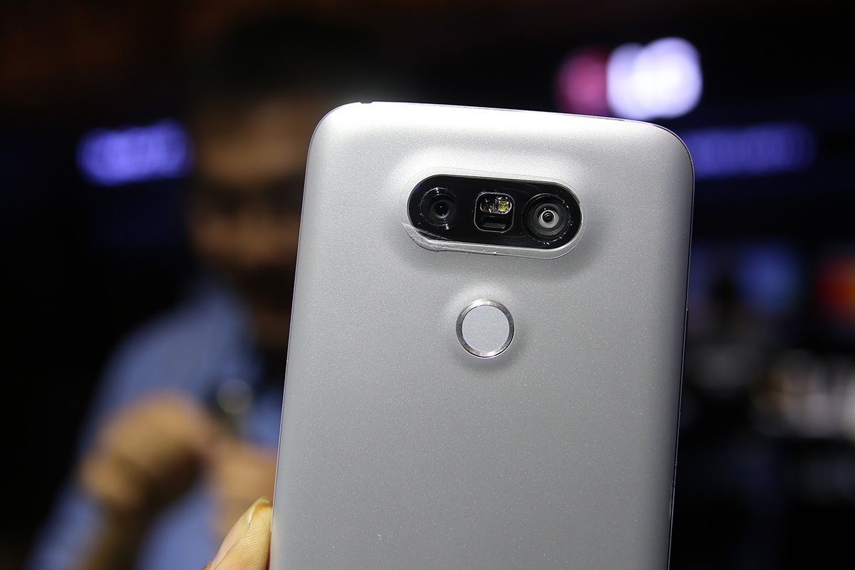 
Song song đó, camera kép cũng là điểm nhấn đáng chú ý của G5. Camera 16 MP có ống kính tiêu chuẩn với góc chụp 78 độ, trong khi đó ống kính còn lại có góc chụp lên đến 135 độ, giúp G5 trở thành chiếc smartphone có camera với góc chụp rộng nhất hiện nay.
