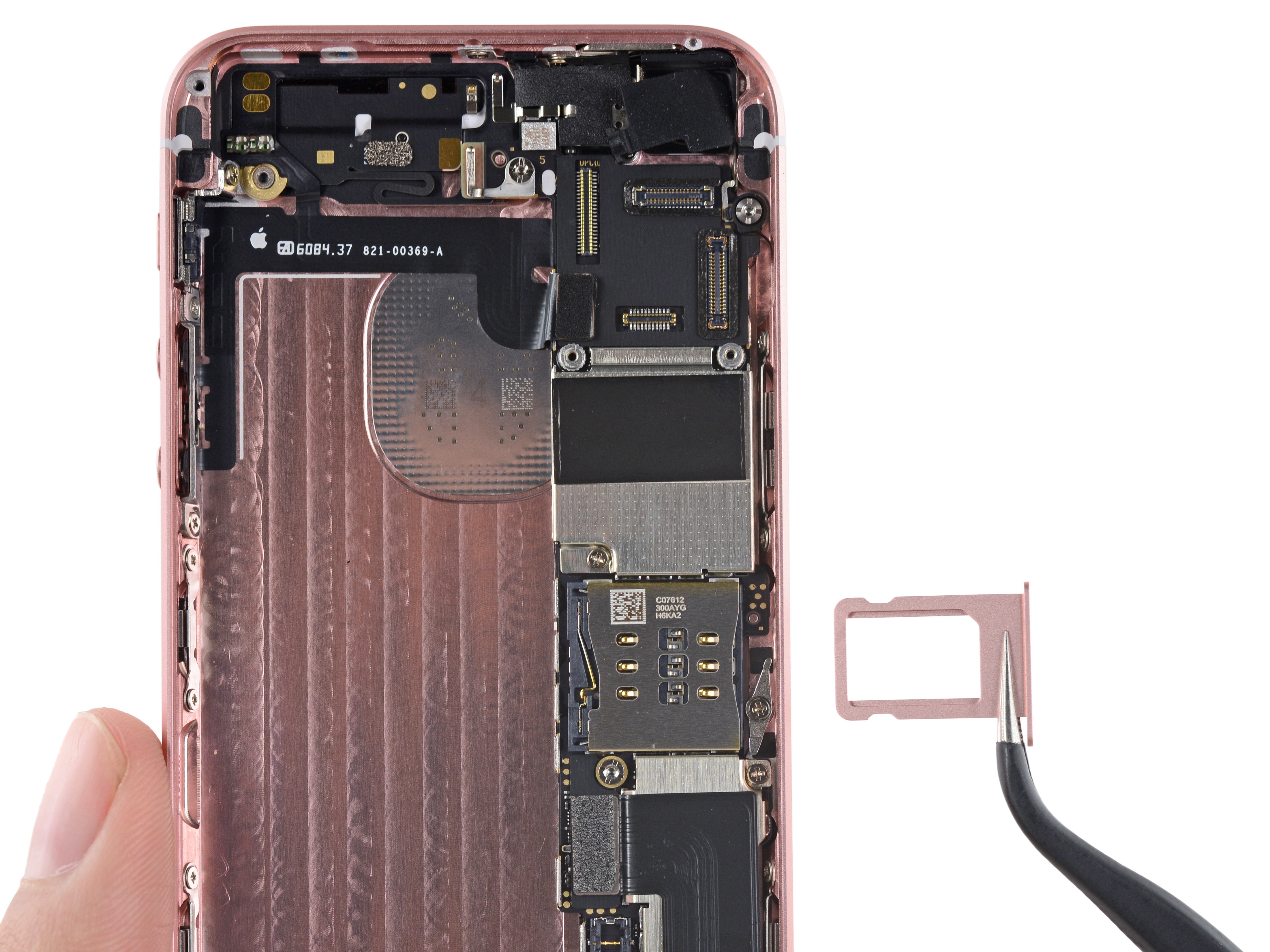 "Mổ xẻ" khám phá bên trong iPhone SE - 10 Tháo SIM