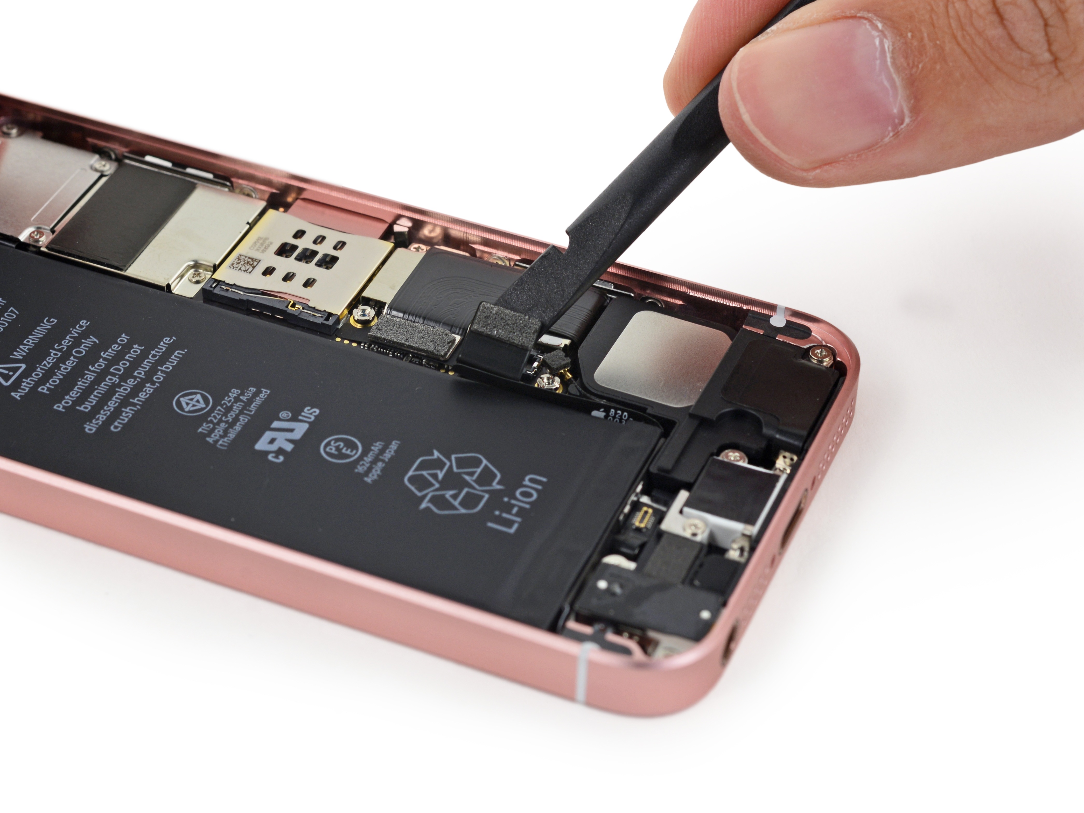 "Mổ xẻ" khám phá bên trong iPhone SE - 7 Tiến hành tháo pin