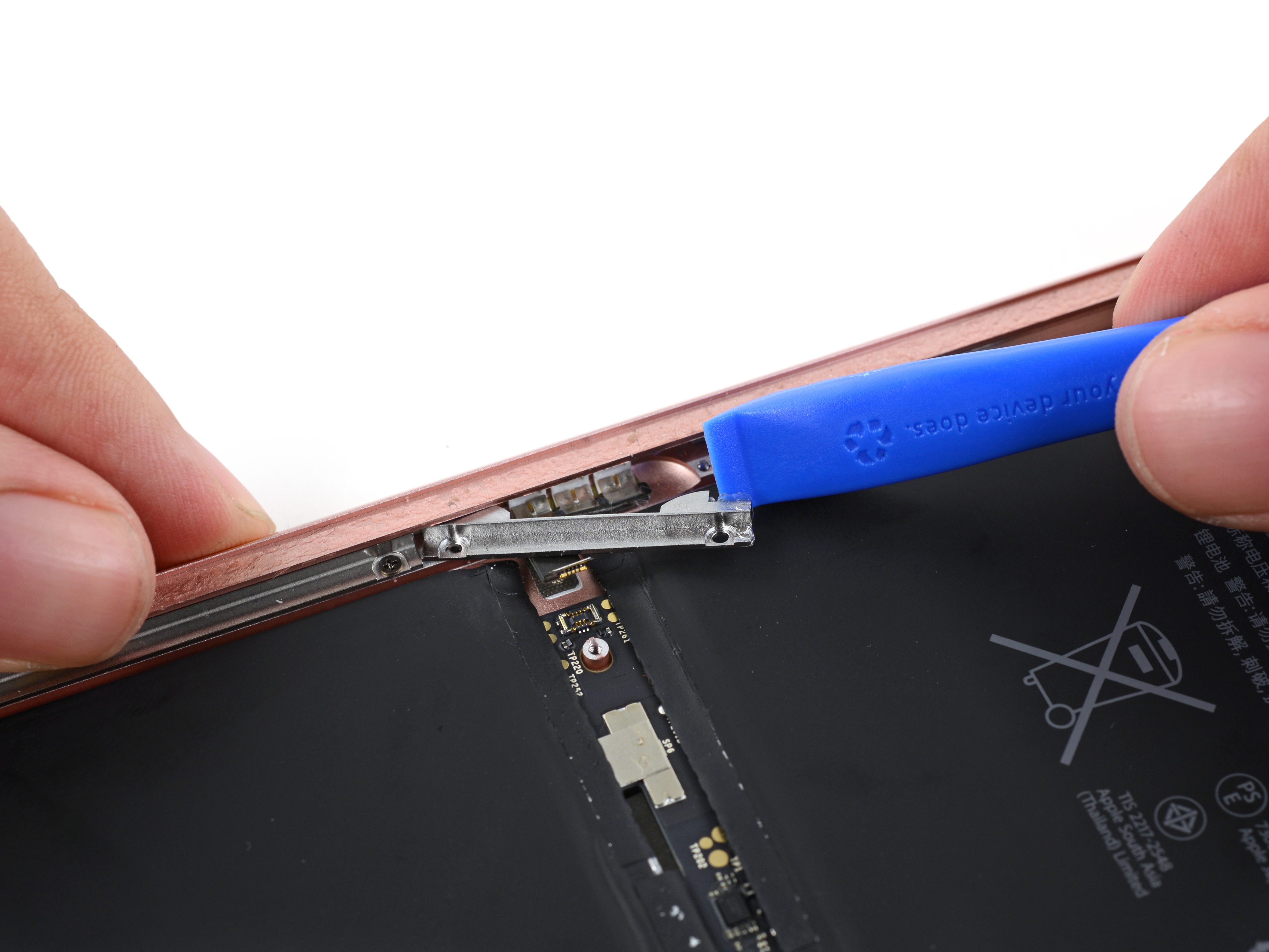 iPad Pro 9,7 inch rất khó tháo mở để sửa chữa - 17 Ngoài ra, iPad Pro 9,7 inch cũng có cổng smart Connector tương tự mẫu iPad Pro 12,9 inch trước đó