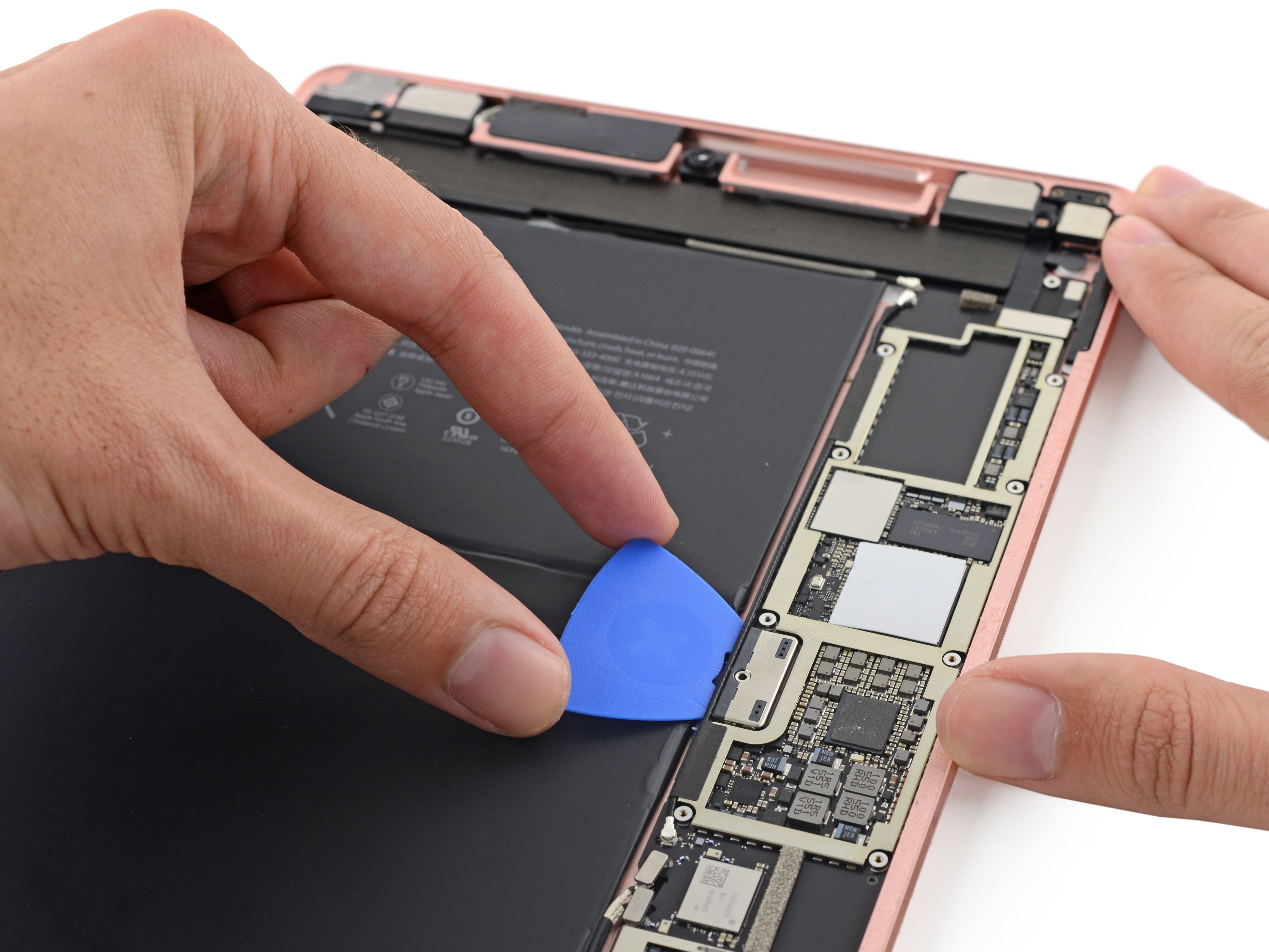 iPad Pro 9,7 inch rất khó tháo mở để sửa chữa - 7 Sau khi tháo tấm EMI. Tiến hành tháo tiếp xúc pin và bo mạch chính