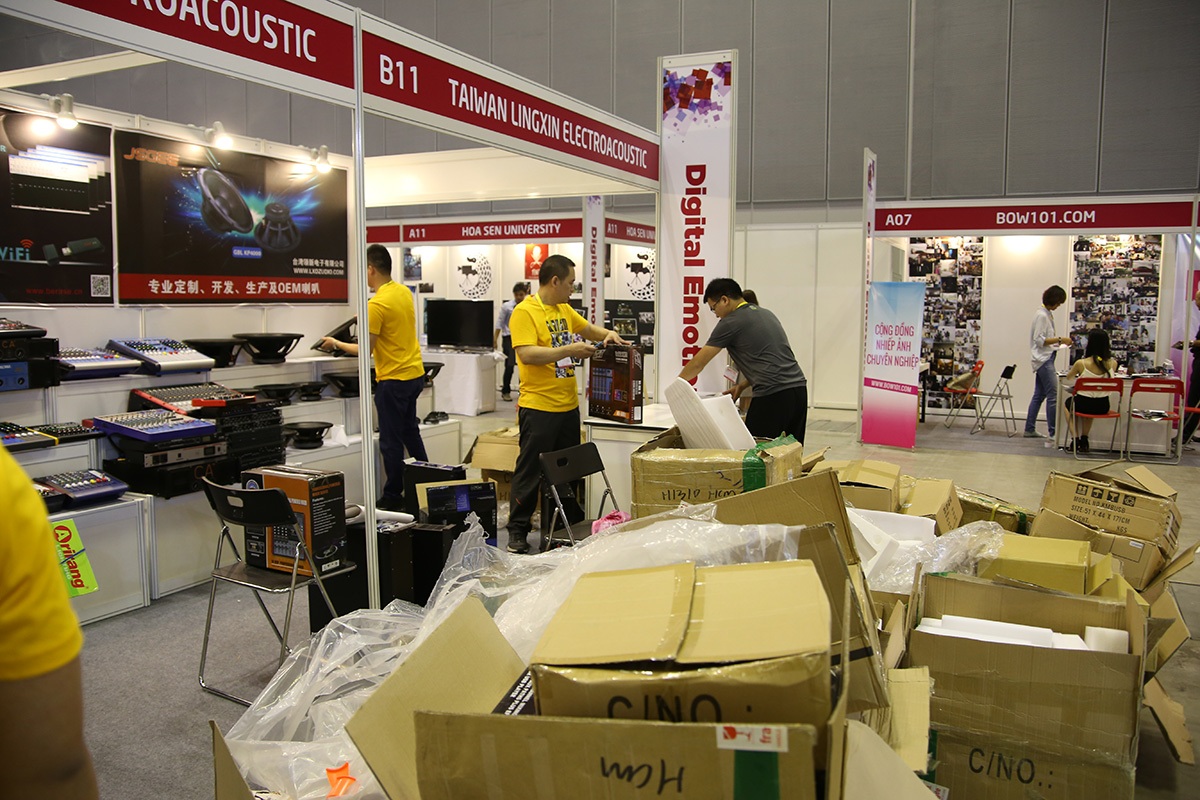 Hơn 9h sáng, các gian hàng vẫn đang trong quá trình trưng bày