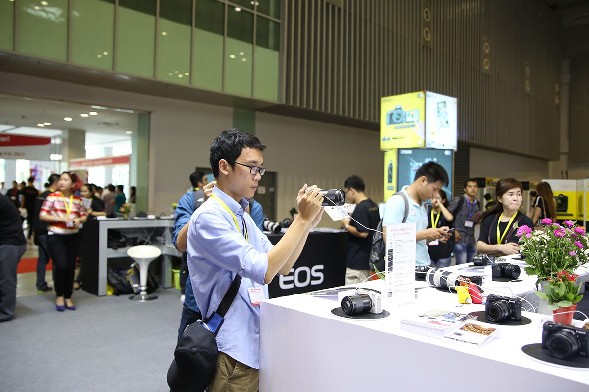 Gian hàng Canon và Nikon là một điểm sáng ở triển lãm lần này