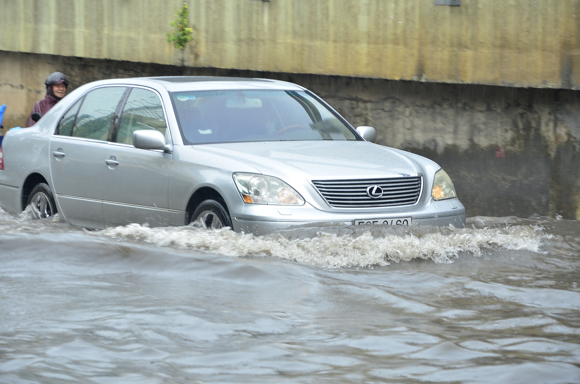 Nhiều ô tô sang "bơi" trong nước tại TPHCM - 1