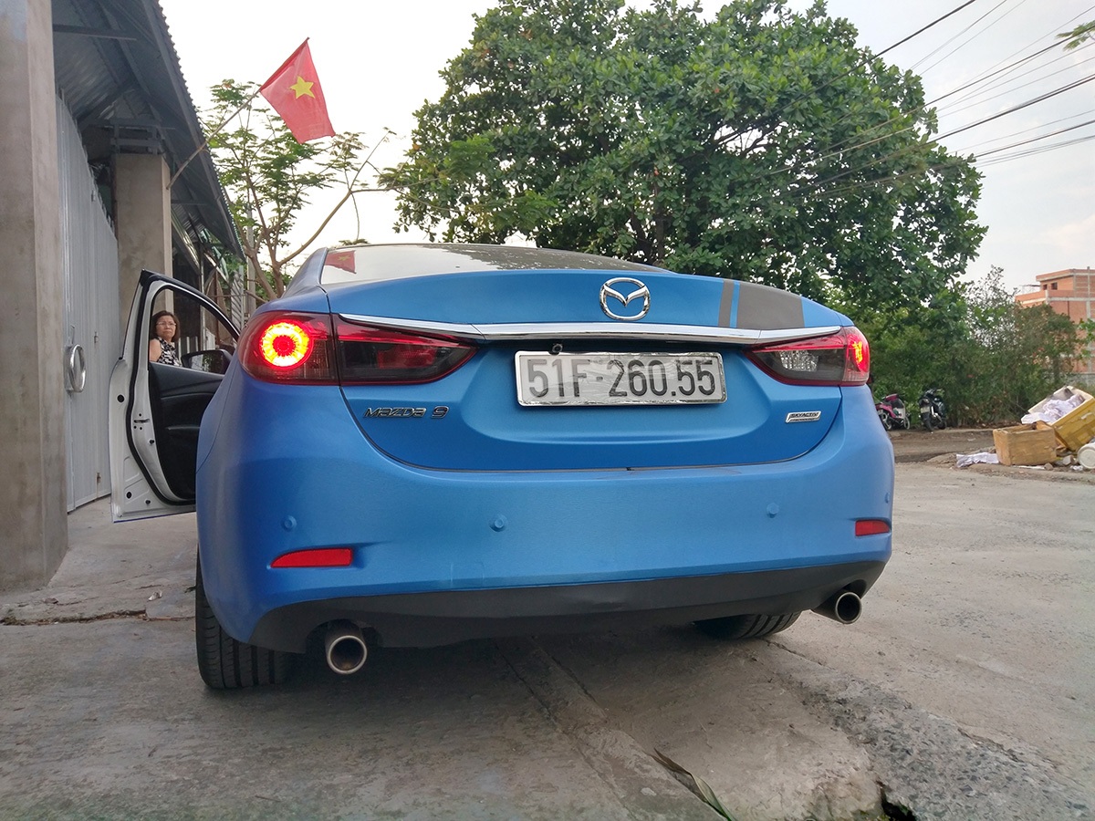Ngắm chiếc Mazda6 "độ" màu xanh dương lạ mắt ở TPHCM - 8 Ngắm chiếc Mazda6 "độ" màu xanh dương lạ mắt ở TPHCM - 8