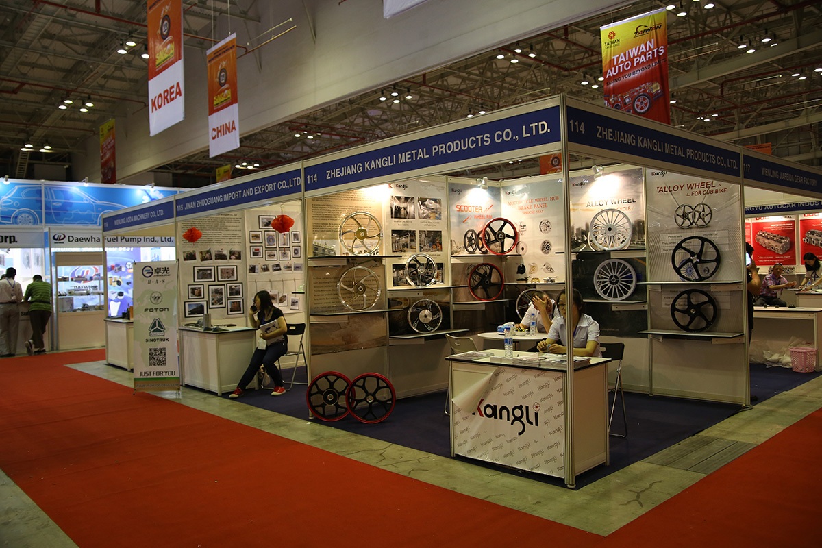 và một số gian hàng về phụ kiện xe máy...