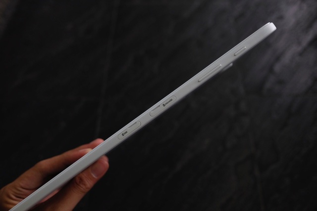 Đập hộp máy tính bảng giải trí Samsung Galaxy Tab A6 10.1” - 7 Máy có thiết kế nguyên khối. Cạnh phải là nơi đặt của nút nguồn, âm lượng, khe cắm thẻ SIM và thẻ nhớ