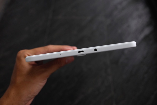 Đập hộp máy tính bảng giải trí Samsung Galaxy Tab A6 10.1” - 9 Cạnh trên là cổng sạc, ngõ ra âm thanh và microphone.