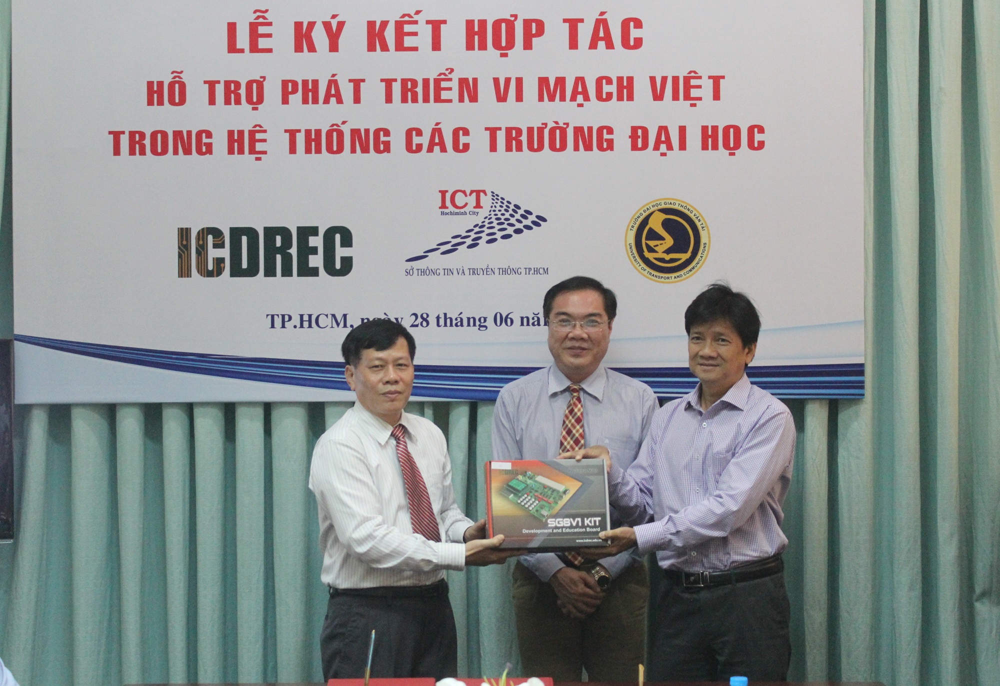 Từ trái sang: ông Lê Thái Hỷ - Giám đốc Sở Thông tin và Truyền thông TP. HCM, ông Ngô Đức Hoàng - Giám đốc ICDREC và đại diện nhà trường trong lễ ký kết